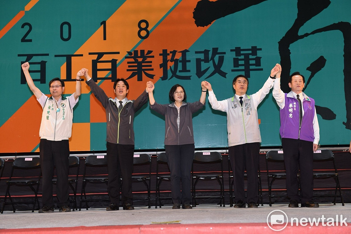 蔡英文總統兼民進黨主席與行政院長賴清德南下為台南市長參選人黃偉哲造勢。超過8000名支持群眾擠滿會場，黃偉哲和陳亭妃也因活動再度同台。 圖：黃博郎/攝