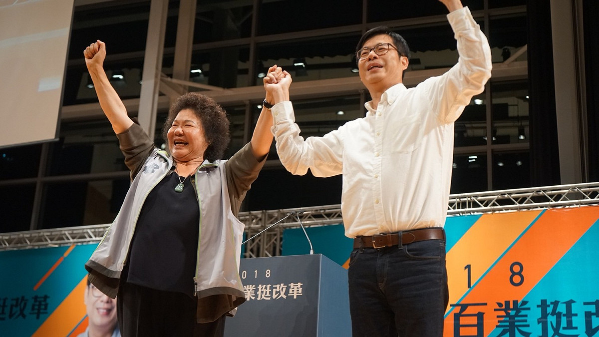 總統府秘書長陳菊舉起陳其邁的手，營造勢在必得的高昂士氣。 圖：陳其邁競選辦公室（資料照片）