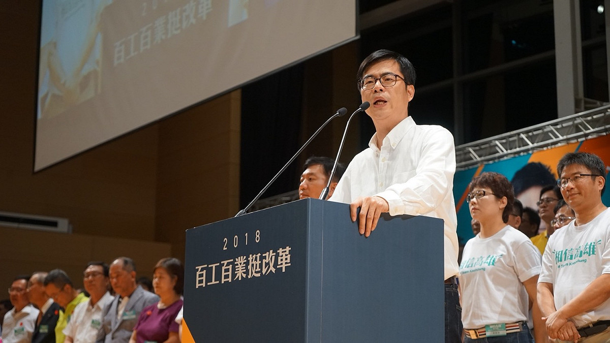 陳其邁致詞時表示，擔任代理市長時，僅僅用了三個月，就把當時被戲稱為柏林圍牆，阻隔高雄市與高雄港的圍牆拆掉，高度的執行力與魄力，讓一名鹽埕區的里長大吃一驚，從此變成他的超級粉絲。 圖：陳其邁競選辦公室/提供