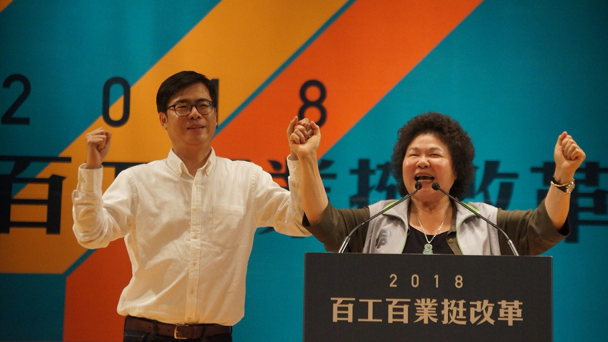 陳菊拉起陳其邁的手，陳其邁更誓言繼續推動高雄的進步與改革。 圖：陳其邁競選辦公室/提供