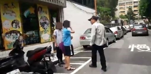 中國統一促進黨宣傳車今天在停等紅燈時被一名少女比中指，成員李承龍急忙追上前責罵，少女被圍罵後頻道歉。台北市警方表示，正在聯繫少女及了解當時情況，再依法辦理。 圖：翻攝自李承龍臉書