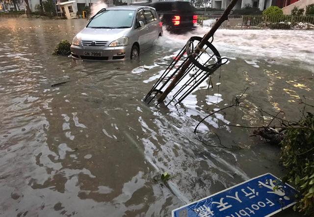 山竹日前侵襲香港造成道路大淹水。 翻攝香港突發事故報料區臉書