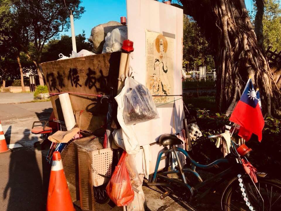 對於葉菊蘭暗諷「平庸邪惡之人」，侯友宜表示理解家屬心情，並感謝基層民眾自製宣傳車的美意。 圖：翻攝自侯友宜臉書
