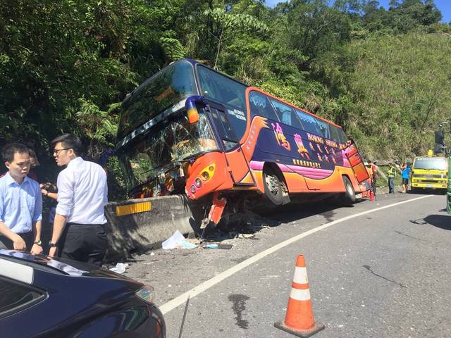 台62線今（17）日發生一起遊覽車撞山壁的車禍。 圖：翻攝臉書
