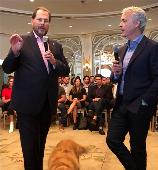 Marc Benioff (左)和妻子Lynne Benioff 以個人名義買下時代雜誌（Time） 圖：翻攝Marc Benioff推特