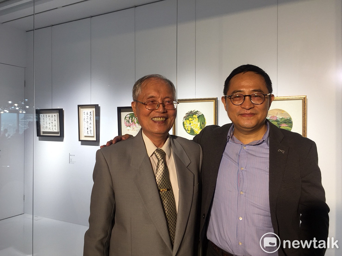 黃昭成（左）與曾肅良40年不見，特地從屏東北上參加曾肅良個展開幕茶會。 圖 : 唐復年/攝