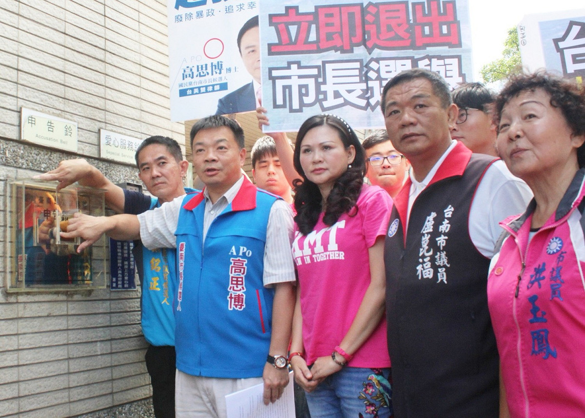 圖說：高思博在巿議員盧崑福、林燕祝、洪玉鳳、及巿議員參選人戴銘正、律師裘佩恩的陪同下，到台南地檢署按鈴控告黃偉哲涉嫌違反政治獻金法。 圖：黃博郎/攝