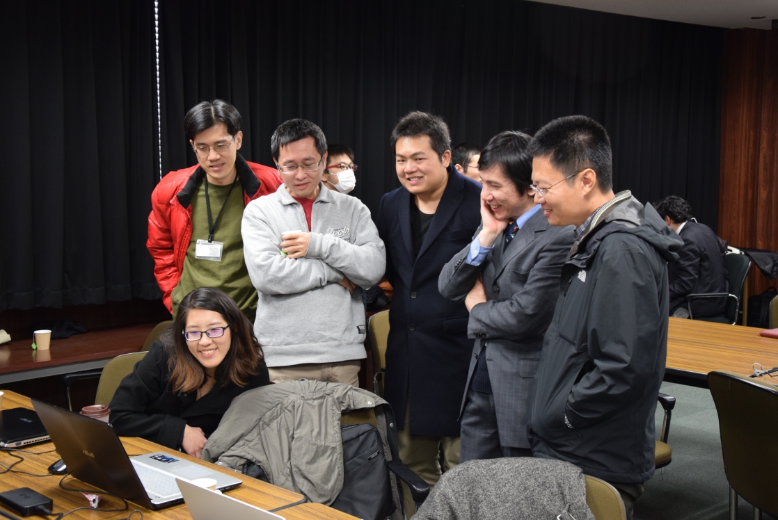 2015年3月王銘琬（右二）與趨勢團隊以及以ColdMilk參賽的周政緯，在UEC比愛現場一起觀看GoTrend的比賽,這次團隊獲得世界第6名。 圖/王銘琬提供