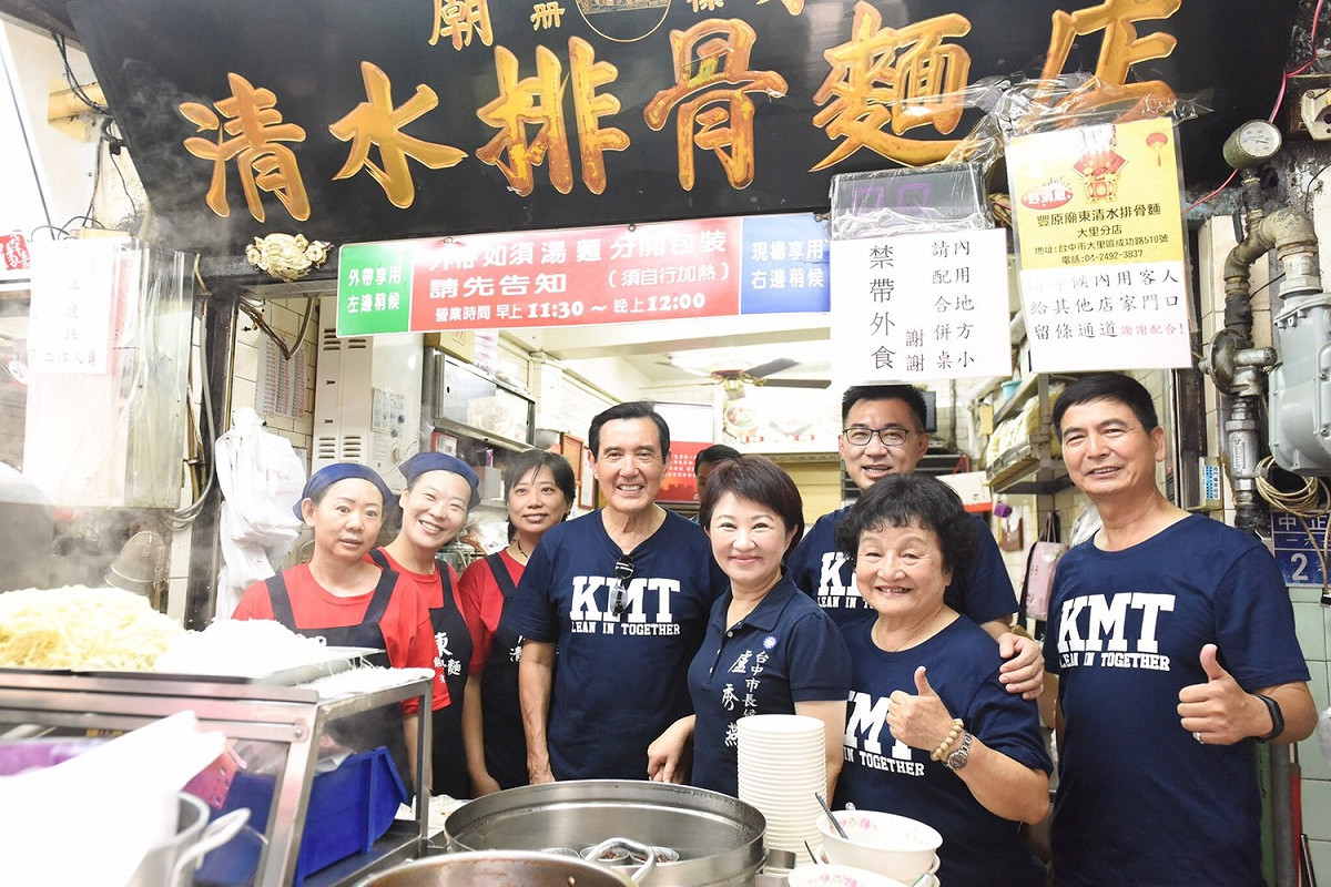 馬英九、盧秀燕等人到豐原廟東商圈，與現場民眾、攤商互動，獲熱情回應。 圖 : 盧秀燕競選總部/提供