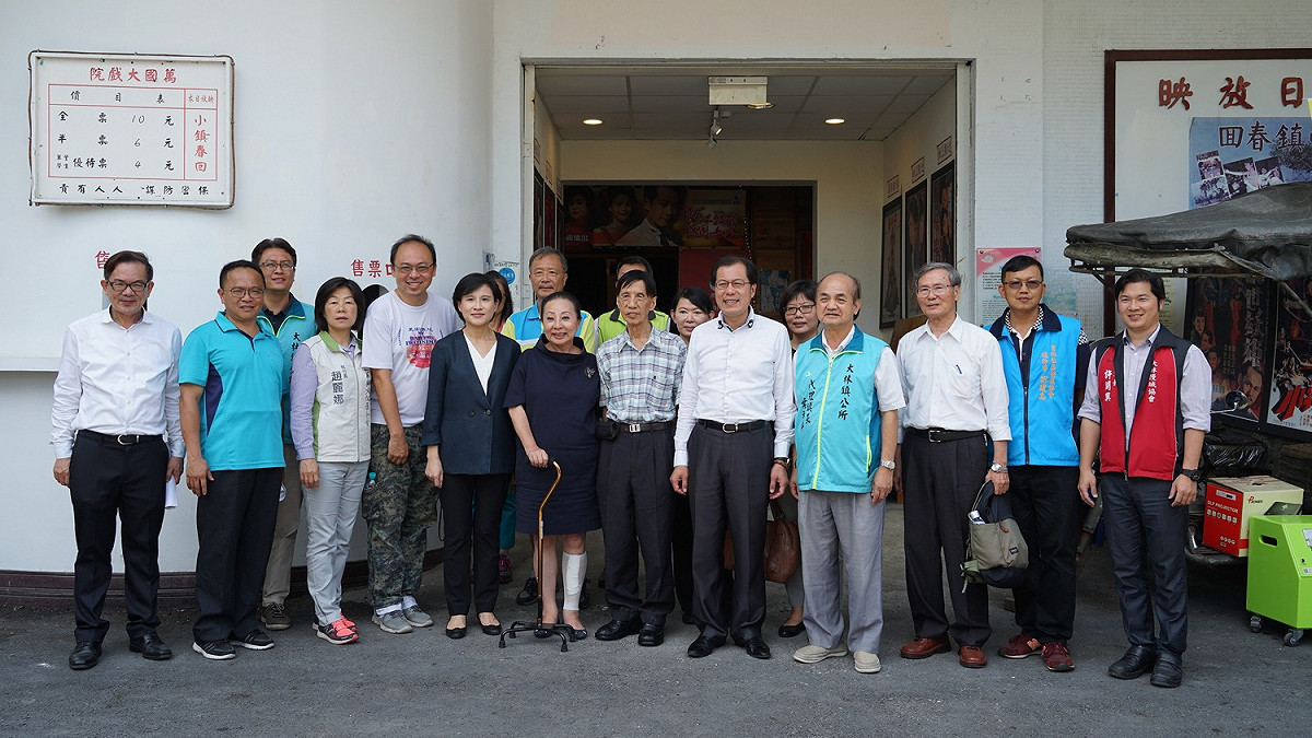 文化部長訪視嘉義縣萬國戲院合影（左5萬國戲院重建發起人江明赫、左6文化部長鄭麗君、左7嘉義縣長張花冠、左8萬國戲院所有人樊豐正先生）。 圖：文化部/提供