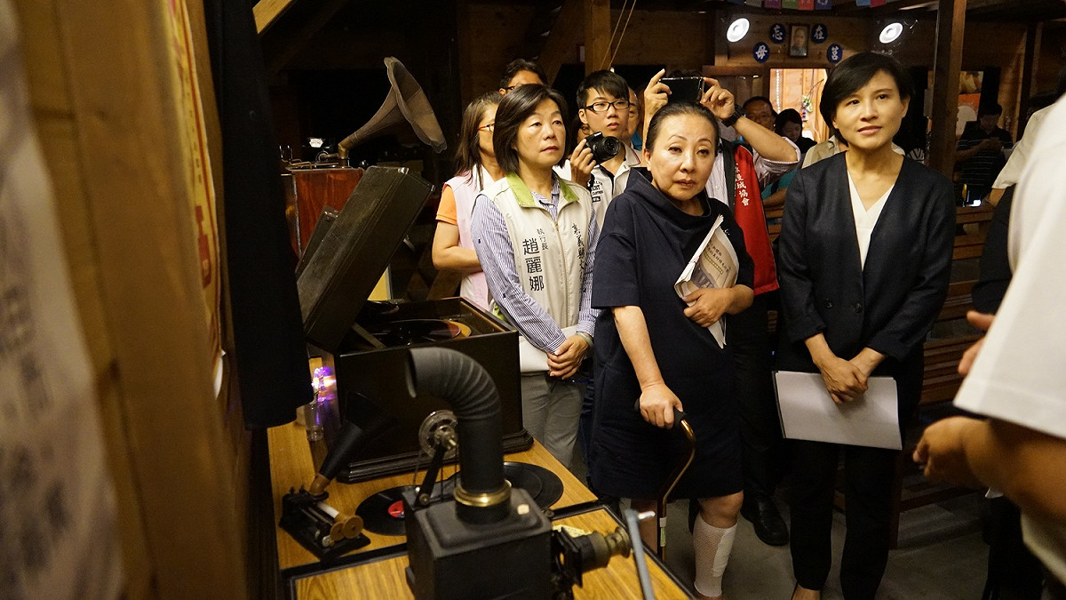 文化部長鄭麗君在嘉義縣長張花冠陪同下參觀萬國戲院。 圖：文化部/提供