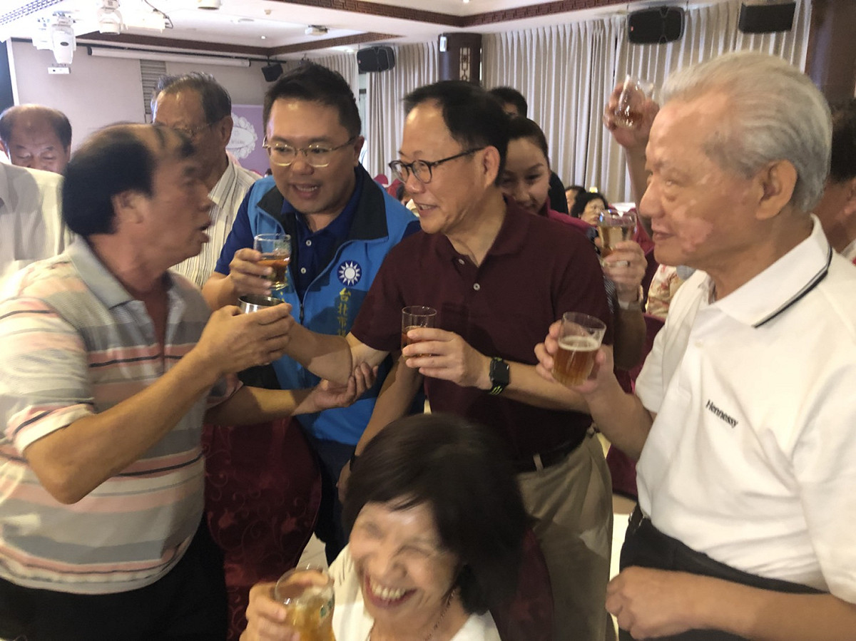 國民黨台北市長候選人丁守中今天出席北投長青會理監事會議。 圖：丁守中辦公室/提供