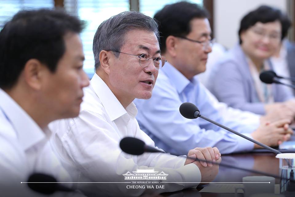 「文金會」第3次會談前夕，南韓總統文在寅今天在青瓦台召集幕僚開會時表示，此次會談將致力於構建永久和平、促進美朝非核化對話。 圖：翻攝青瓦台臉書