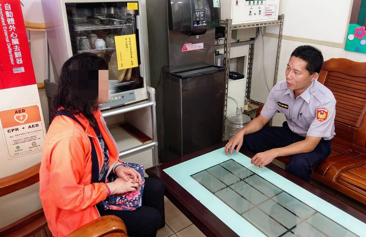 綁架女兒詐騙老梗騙過了陳姓婦人，幸好警方即時攔阻成功保住陳婦的60萬血汗錢。 圖：大園分局大園派出所／提供