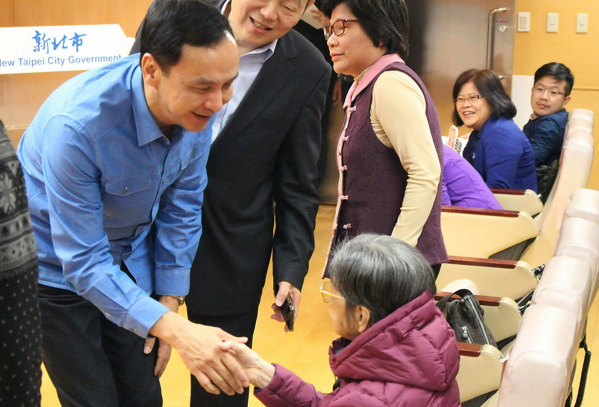 新北市長朱立倫推動多項高齡化政策，雖然年底即將卸任，仍減少民眾在長照2.0專業服務的部分負擔，由市府補助。                         
                       圖：王峻昌/攝