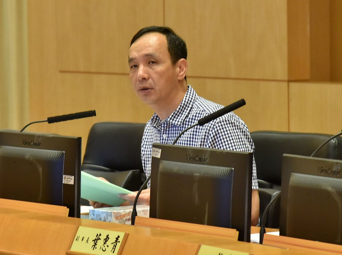 朱立倫在市政會議宣布，9月起將長照2.0專業服務的部分負擔從每次 240元降為150元，另補貼13個偏遠地區接受專業服務的交通費每次 200元。 
               圖：王峻昌/攝