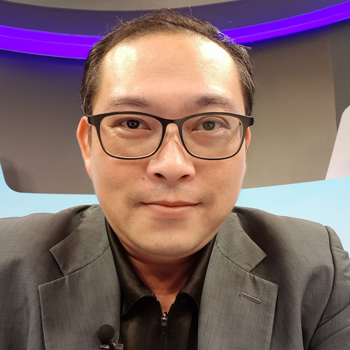 名嘴康仁俊在政論節目中爆料，就關西機場事件一事，外交部曾有人放話要讓大阪辦事處人員「今年考績一律丙等」等言論，更強調歡迎外交部出來否認傳聞。 圖：翻攝自康仁俊臉書