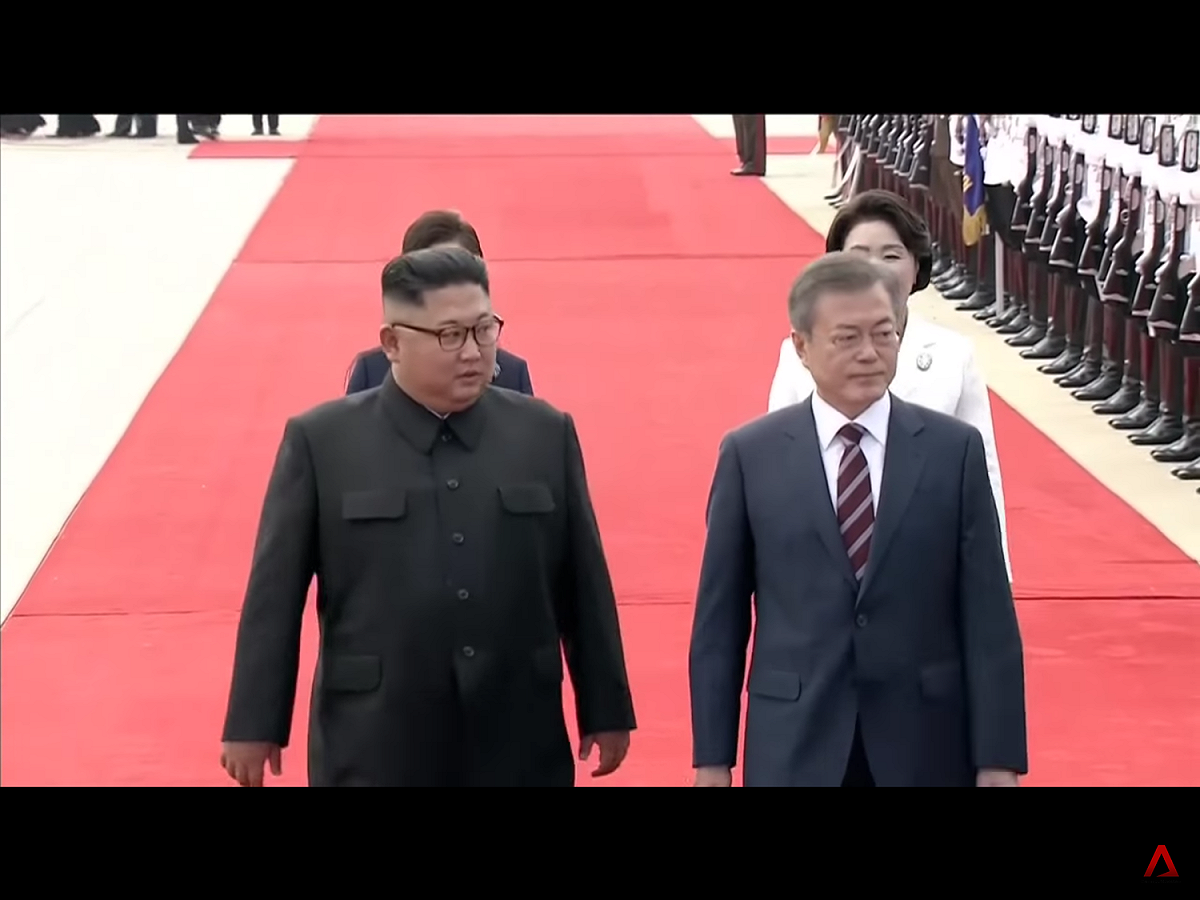 南北韓領導人文在寅和金正恩今（18）日在平壤共同檢閱北韓軍儀仗隊，根據韓聯社的報導，這是韓國總統第二次檢閱北韓軍儀仗隊，前一次為2000年6月13日時任總統金大中訪朝時。 圖：翻攝自Youtube