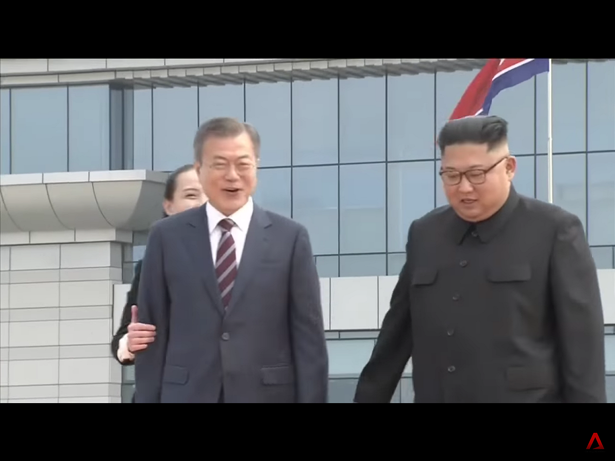 北韓領導人金正恩的胞妹、勞動黨中央委員會第一副部長金與正，也在平壤順安國際機場，全程參與迎接南韓總統文在寅夫婦。圖為文在寅和金正恩踏上校閱台時，金與正在文在寅身後細心地扶了一下，文在寅也以微笑表達謝意。 圖：翻攝自Youtube