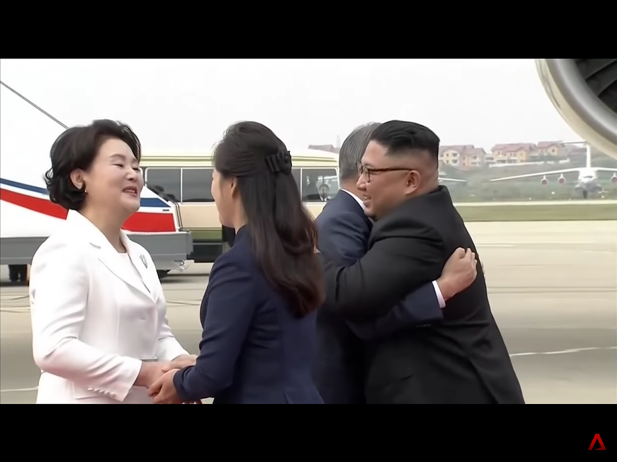北韓國務委員會委員長金正恩和夫人李雪主親赴機場等候文在寅，文在寅抵達機場下機時，金正恩夫婦走近專機，文在寅（右2）和金正恩（右）握手後貼臉擁抱3次，隨後金正恩與金正淑（左）握手、文在寅與李雪主（左2）握手致意，四人並親切交談。 圖：翻攝自Youtube