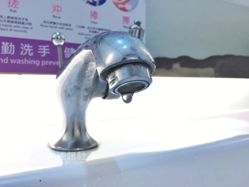 高雄地區自19日零時起停水32小時，預估停水逾33萬戶、近26萬戶水壓降低，自來水公司呼籲民眾儲水備用。 圖 : 中央社