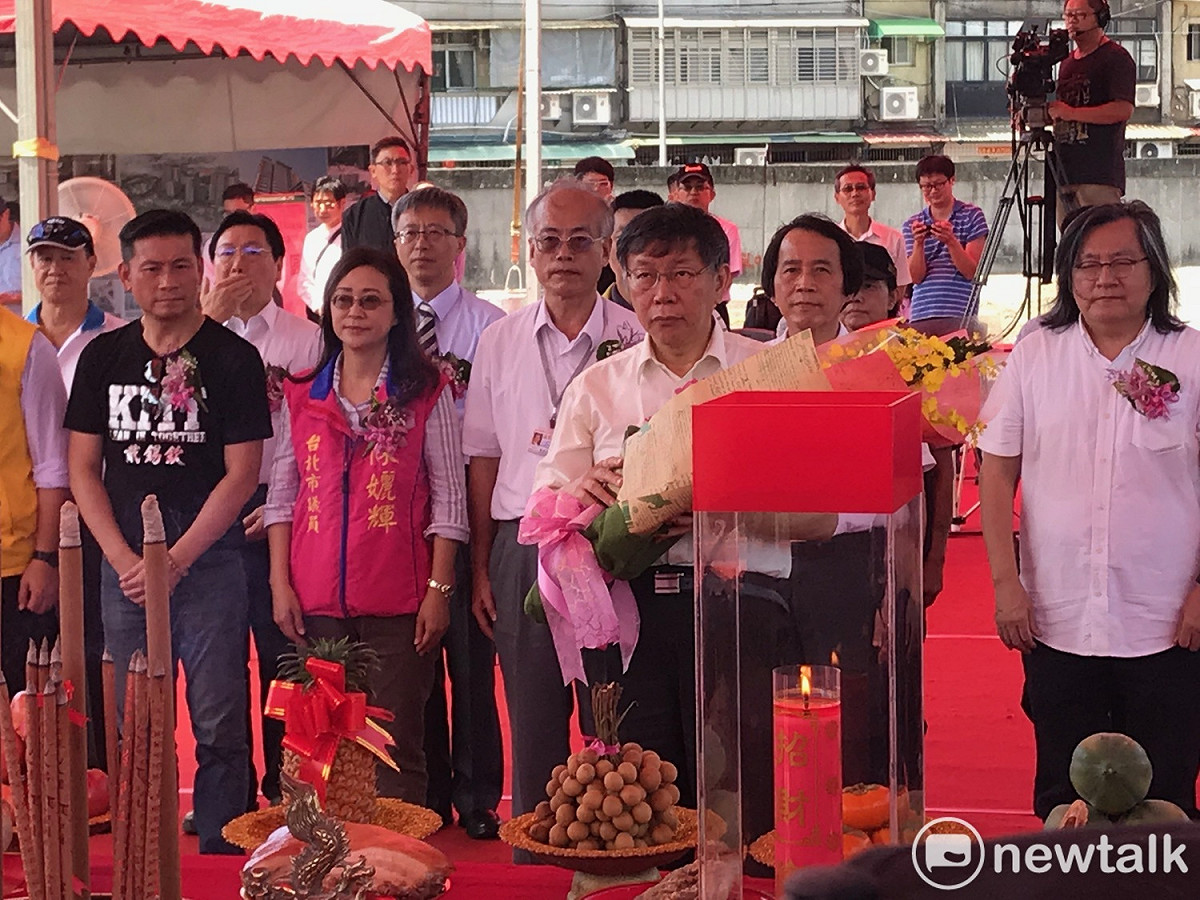 台北市長柯文哲率領獻花獻果。 圖 : 周煊惠 / 攝