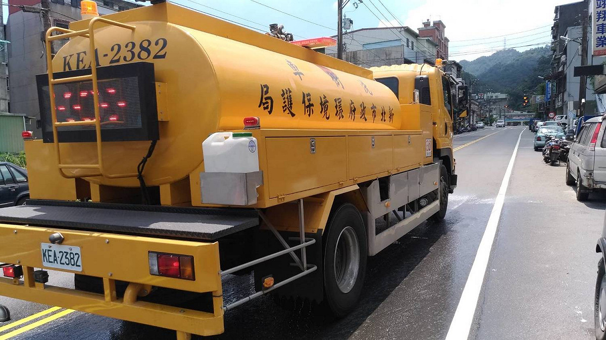洗街車於新店區執行路面環境降溫作業 圖：新北市政府/提供