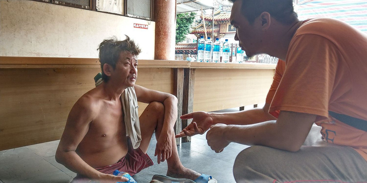 社會局訪查關懷街友健康狀況並提供足量飲水 圖：新北市政府/提供