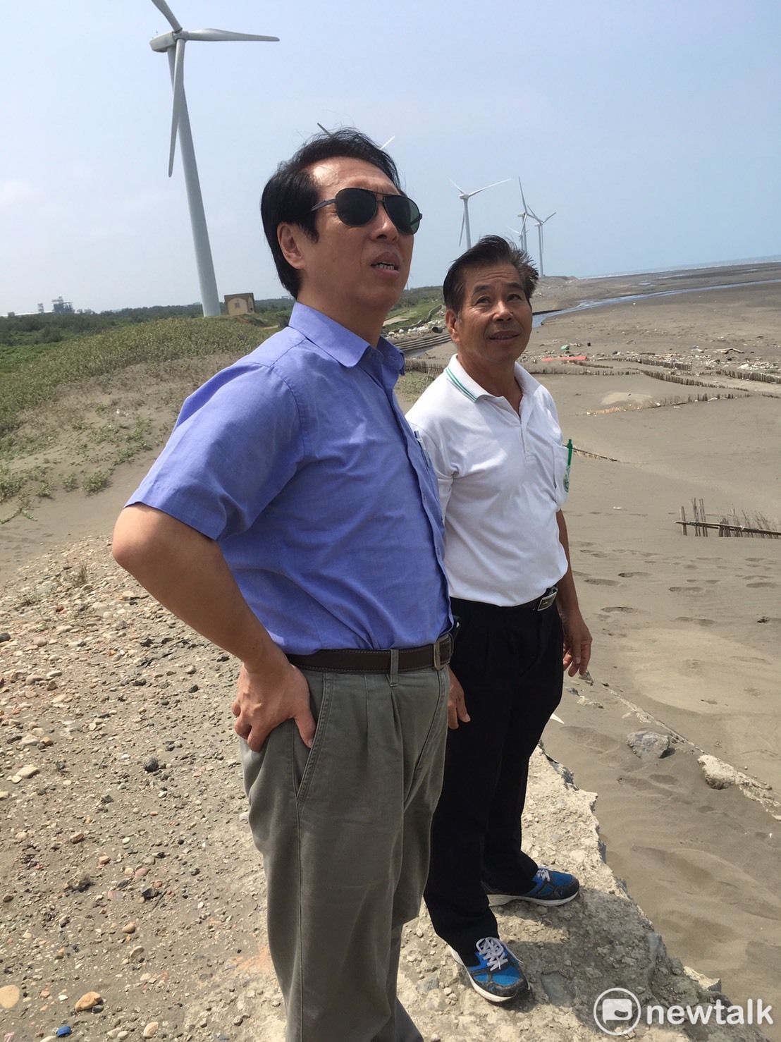 陳學聖前往觀音草漯實際要建造離岸風電之處會勘，聽取漁民說明離岸風電設置後對桃園海岸及漁業發展的影響。 圖：林昀真／攝