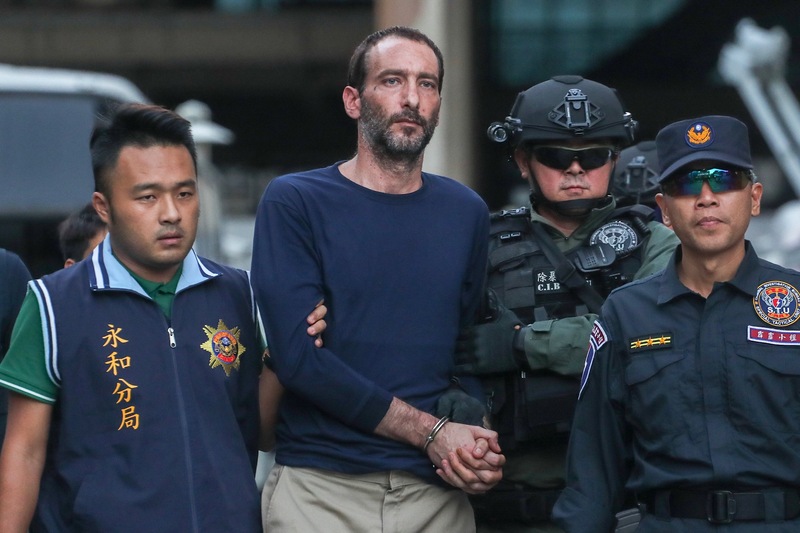 涉嫌在台灣將加拿大籍男子顏柏萊（Ramgahan SanjayRyan）殺害及分屍的其中一名美國籍犯嫌孫武生（左2）18日接受警方筆錄偵訊，傍晚移送新北地檢署。 圖 : 中央社