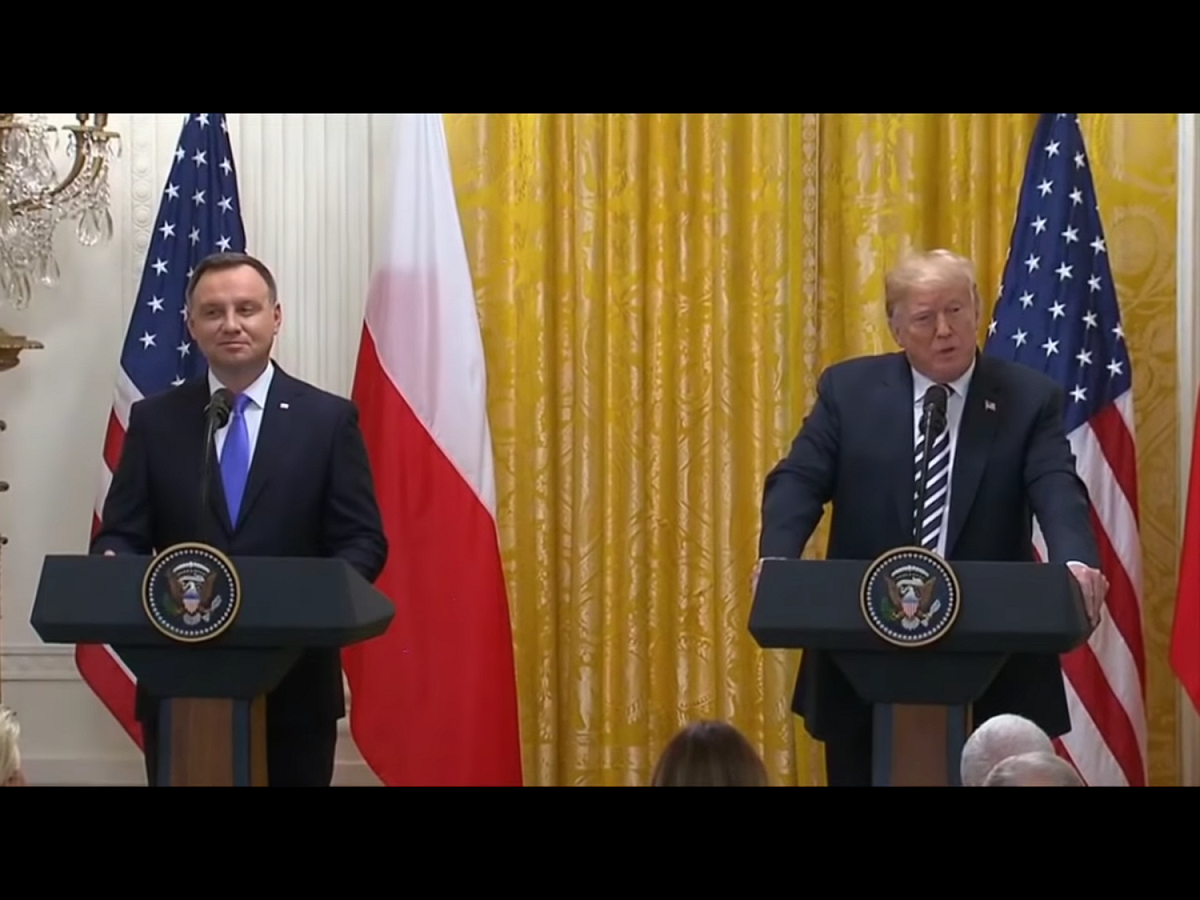 川普（右）下午在與波蘭總統杜達（Andrzej Duda，左）的聯合記者會上回答關於貿易的問題時，做上述表示。 圖：翻攝自Youtube