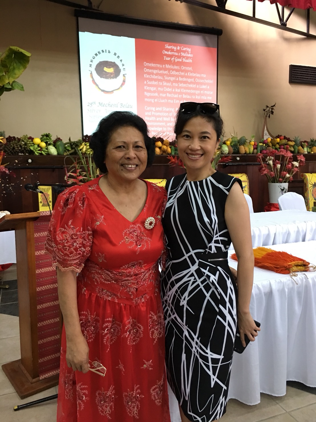帛琉女王Bilung Gloria Salii(左）與行政院發言人Kolas Yotaka合影。 圖：行政院提供