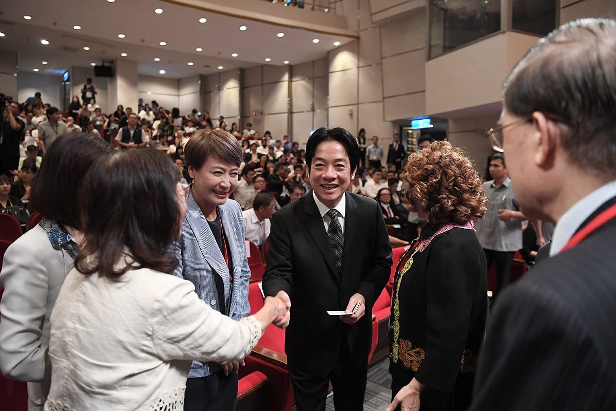行政院長賴清德今（19）日出席2018流通經營者高峰論壇。 圖：行政院提供