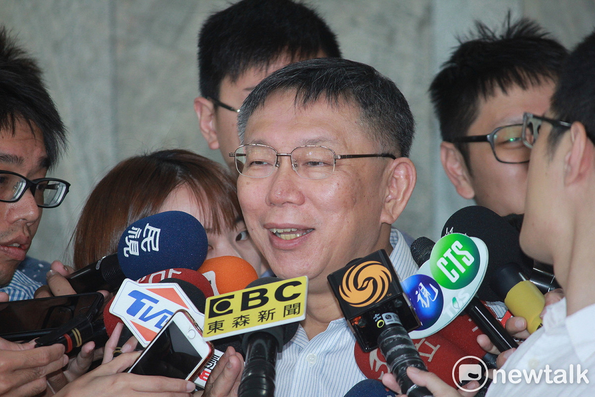 台北市長柯文哲競辦日前舉辦活動，被發現綠營外圍組織仍助攻。柯文哲說，民調很清楚顯示自認為是民進黨的還是有一半支持柯文哲，而自認為是國民黨的大概也有25％支持柯文哲，黨籍不是唯一的決定因素。 圖 : 周煊惠 / 攝