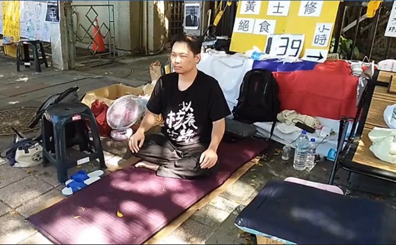 以核養綠-缺電公民自救會臉書９時仍在直播黃士修絕食現場情況，上午10時黃的心跳不正常飆高，緊急送往就醫。 圖：翻攝以核養綠-缺電公民自救會臉會