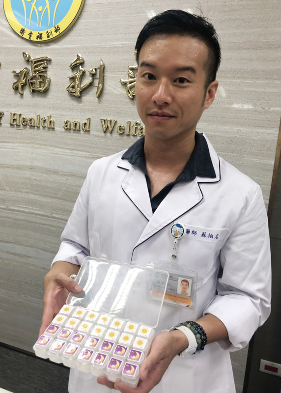 衛生福利部食品藥物管理署19日舉辦長輩用藥衛教記者會，台北市立聯合醫院陽明院區藥師蘇柏名（圖）表示，藥酒是酒、不是藥，若和藥物一起服用，恐增加肝臟負擔，強身不成反傷身。 圖：中央社