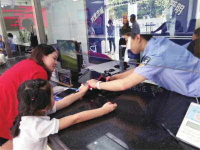台胞申辦大陸居住證要按指紋。 圖：翻攝上海市台辦官網