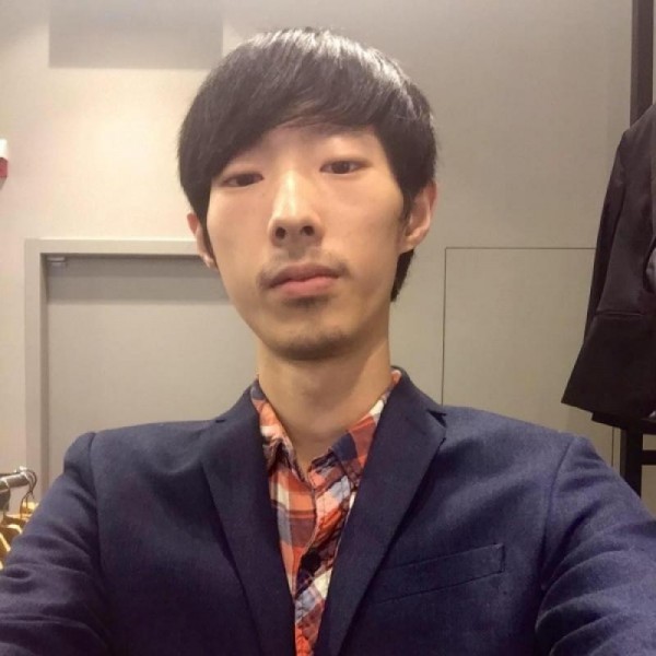 台灣少年張啟元，以1元的金額購買502台iphone。 圖：截自張啟元臉書