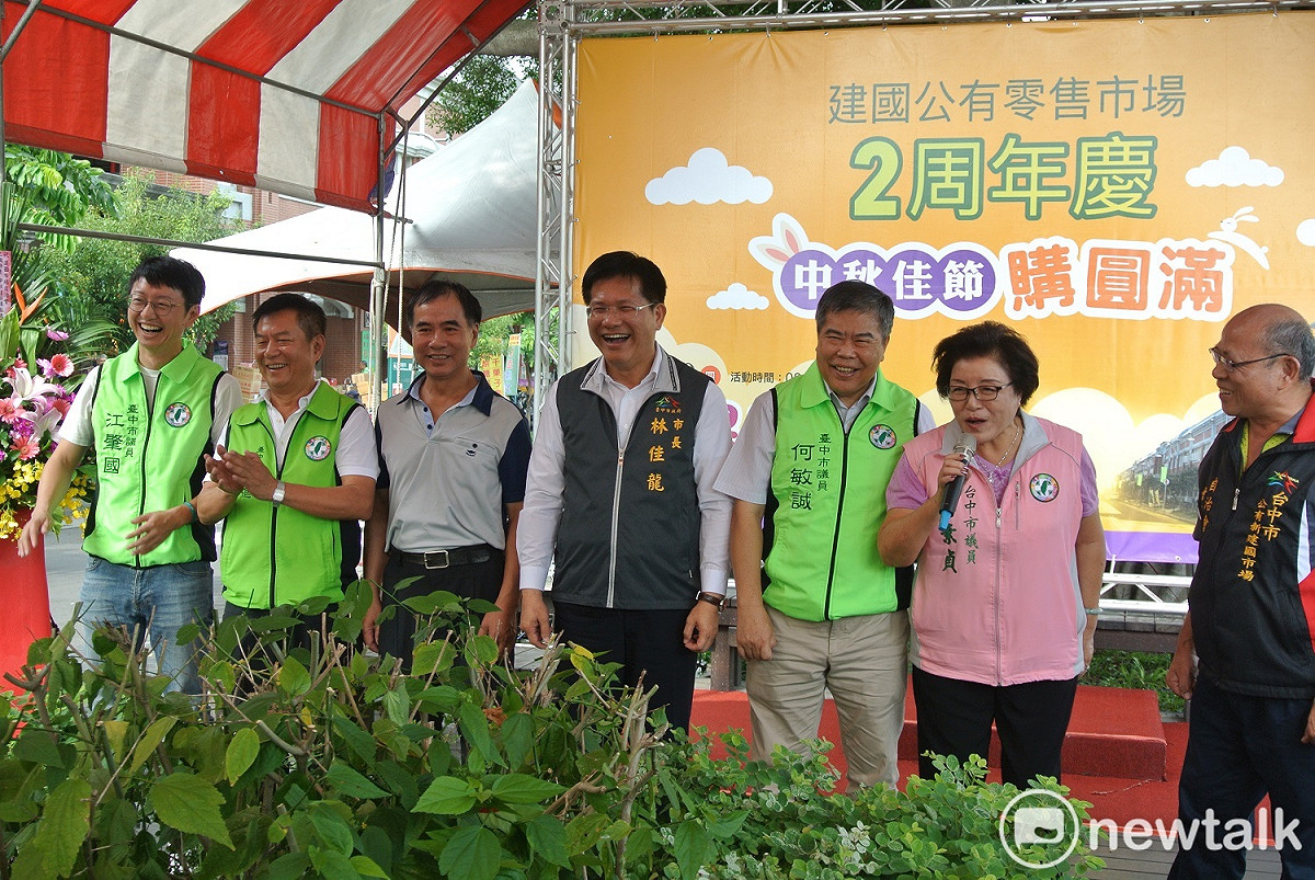 林佳龍邀請在場的市議員上台致詞，一句「敬老尊賢」，讓年紀最大的邱素貞先說，引來眾人哈哈大笑。 圖：唐復年/攝