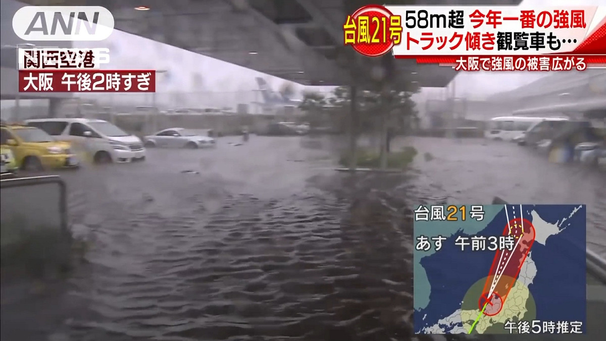 日前關西機場因豪雨成災，使許多機場內的旅客受困，其中不乏台灣旅客。當時一名游姓PTT網友在網路指出，駐日代表處人員辦事欠佳，但後證實為該網友不實指控 圖/翻攝自朝日新聞台ANN