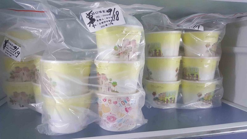 台南市政府衛生局19日獲報，永康國中2名學生18日食用午餐後身體不適就醫，後甲及海佃2所國中也發生食用午餐後疑似集體食物中毒，衛生局已採檢送驗。 圖 : 台南市衛生局/提供