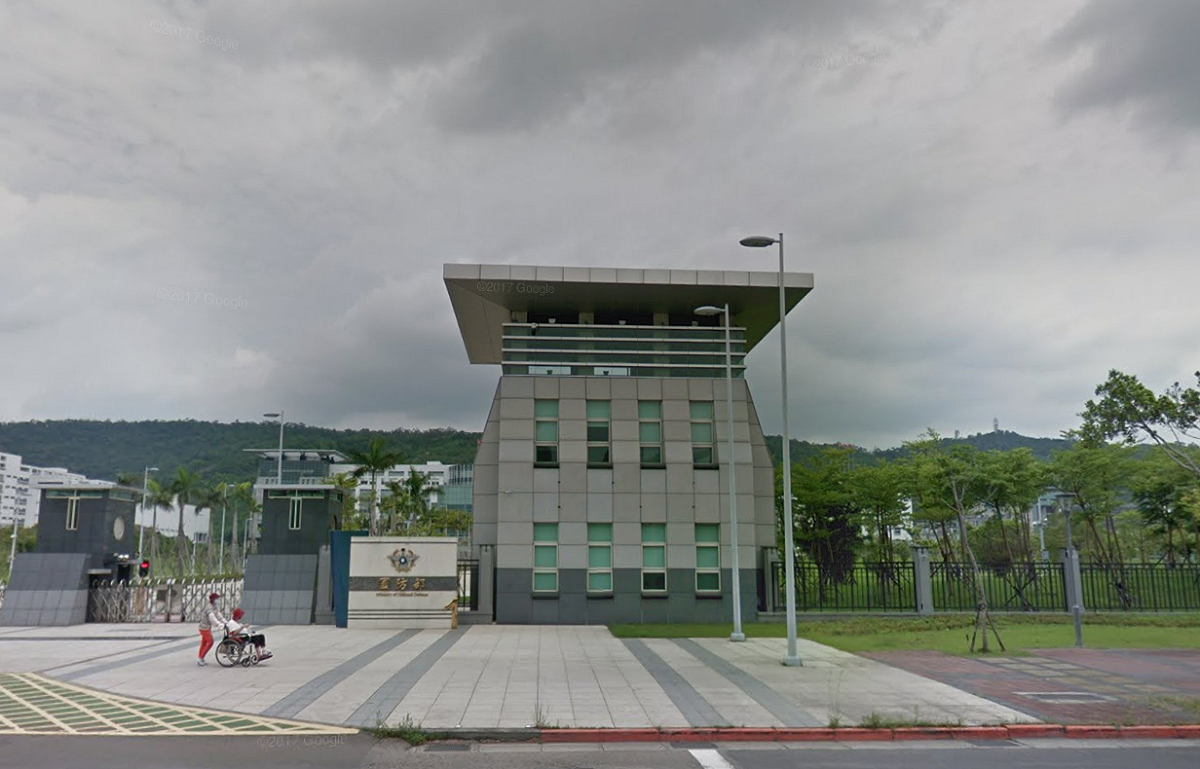 國防部大樓軍醫局一男性中校監察官以針孔攝影機偷拍女性同事裙底，對此，國防部今（20）日稍早發布新聞稿證實確有此案。 圖：翻攝自Google Map