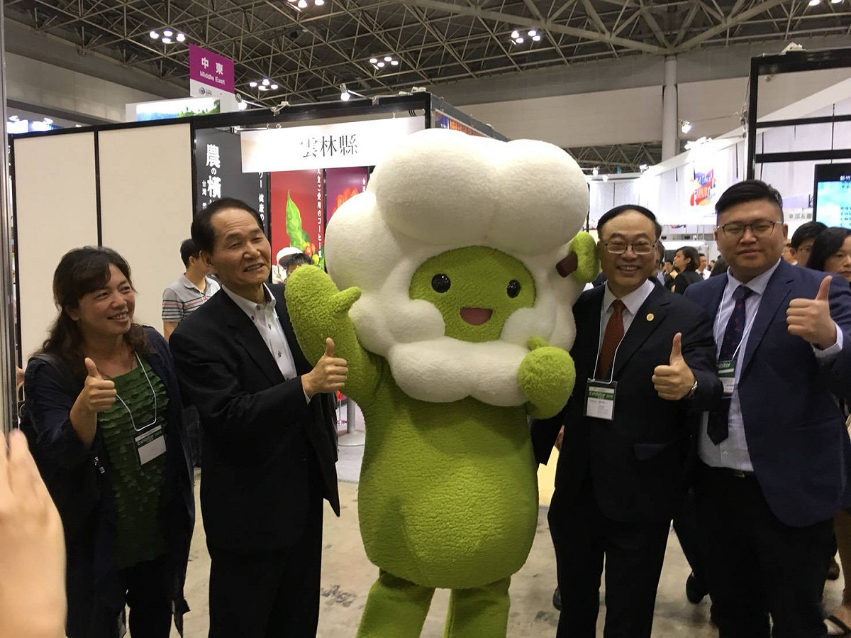 雲林三大物產「烏魚子」、「黑蒜」、「台灣咖啡」，吸引在場媒體、旅行業界及與會者的目光。 圖/雲林縣政府提供