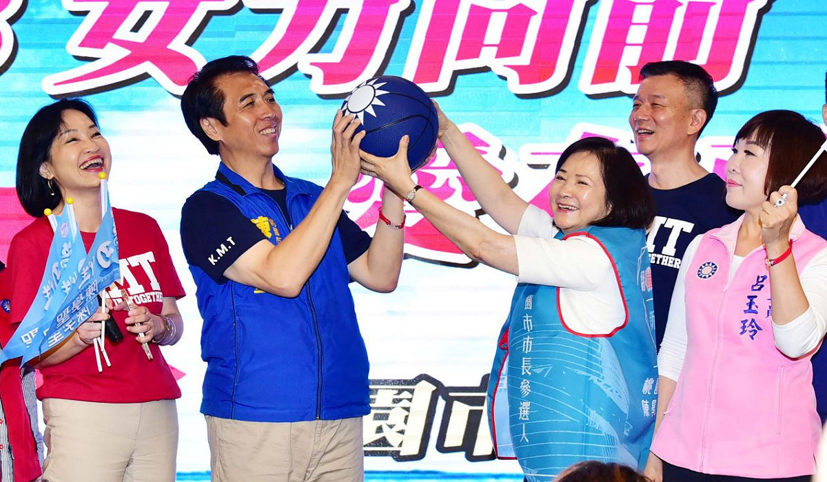 蔡令怡代表婦團志工致贈「一塊投藍」的籃球、好彩頭及包粽等吉祥物誓言挺聖到底。 圖：陳學聖競選辦公室／提供