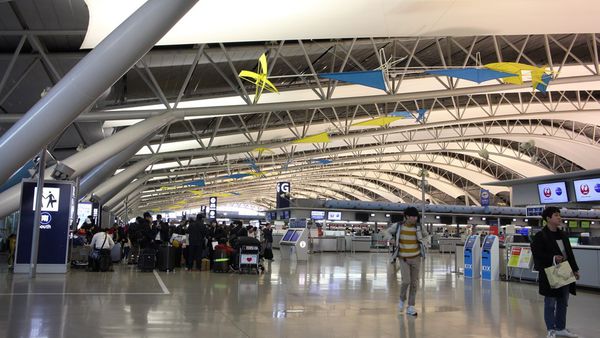 日本關西國際機場4日受颱風重創，一度完全無法使用，經過關西機場公司等單位努力搶修，明天可望恢復第一航廈正常使用。 圖 : 翻攝自jri61886.pixnet.net