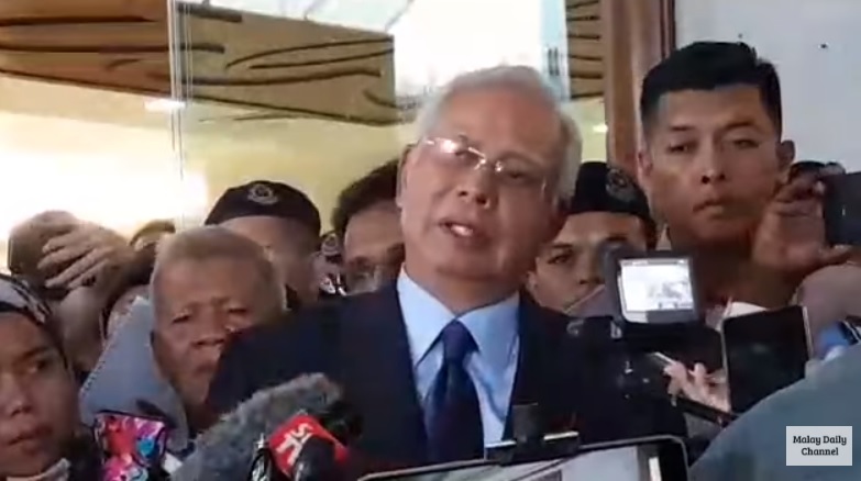 馬來西亞前首相納吉被控貪瀆濫權共32項罪名，他今天出庭否認所有罪名。 圖：翻攝Youtube