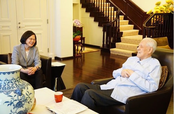 蔡英文與李登輝閒話家常。 圖：翻攝蔡英文IG