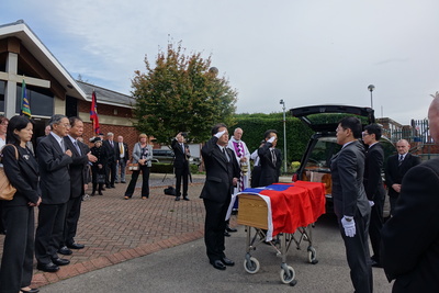 英國老兵費茲派翠克葬禮20日在英國里茲舉行，4名國防部在英進修軍官以中華民國國旗覆棺。劉偉民（左3 ）與駐英代表林永樂（左2）到場致意。 圖：中央社