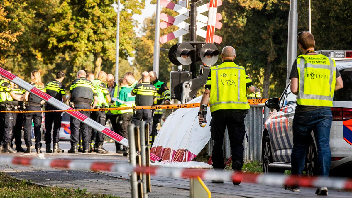荷蘭20日上午發動托兒所電動車撞上火車意外，造成4名小朋友死亡，現場一片狼籍。 圖：翻攝nu.Binnenland/ANP