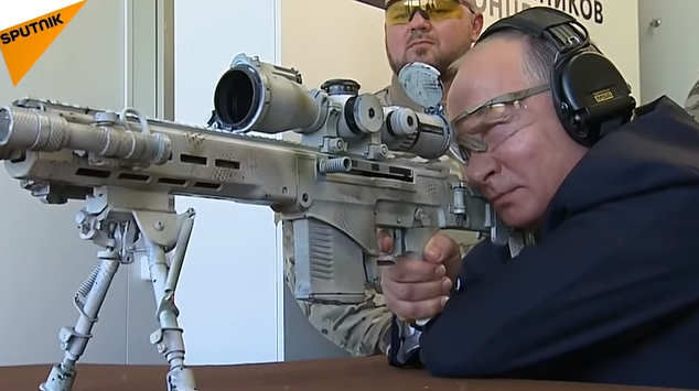 俄羅斯總統普亭試射SVCh-308步槍，開5槍中3槍，而且命中600公尺外目標，堪稱神射手。 圖：翻攝Youtube/Sputnik